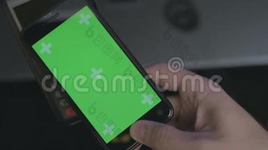 顶部的人使用非接触式<strong>支付</strong>与智能<strong>手机</strong>。 <strong>手机</strong>上的绿色屏幕模板。